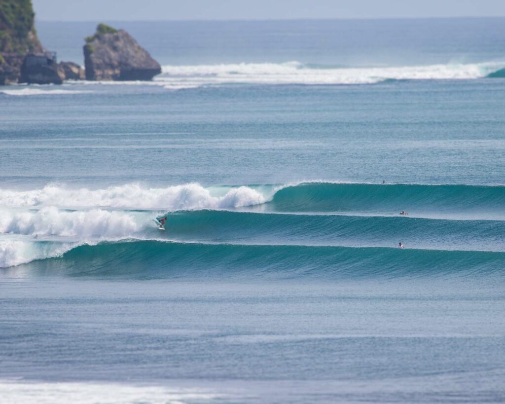 surfers etiquete in the line up